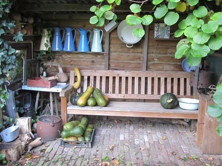 Oogst van pompoenen en courgettes in de tuinschuur van Landgoed Poelwijk